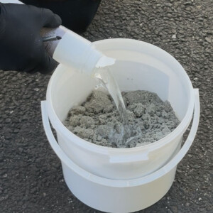 Mortero epoxi 2K para hormigón, solera y suelo con cuarzo - reparación y relleno 5 kg aprox. RAL 7032 Gris arena | DIPOXY